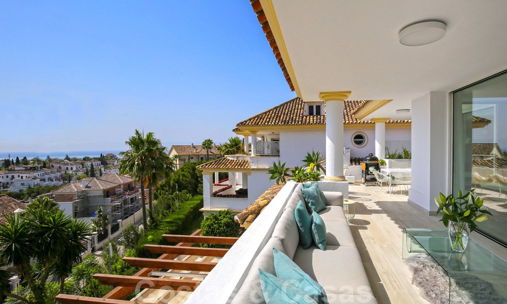 Lujoso ático en venta con vistas al mar en un complejo exclusivo en la famosa Milla de Oro, Marbella 38400