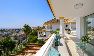 Lujoso ático en venta con vistas al mar en un complejo exclusivo en la famosa Milla de Oro, Marbella 38400 