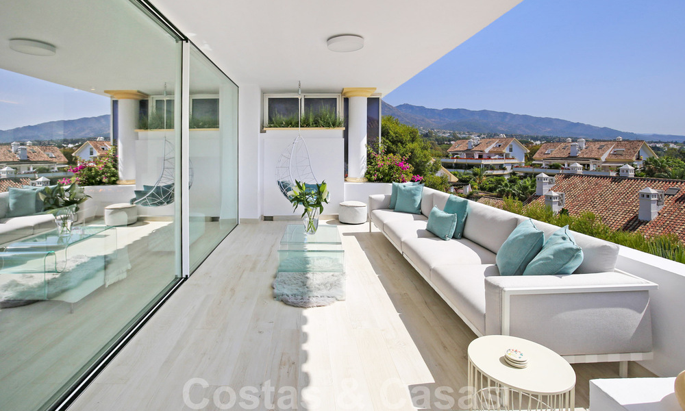 Lujoso ático en venta con vistas al mar en un complejo exclusivo en la famosa Milla de Oro, Marbella 38401