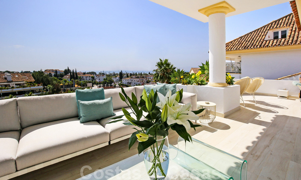 Lujoso ático en venta con vistas al mar en un complejo exclusivo en la famosa Milla de Oro, Marbella 38402