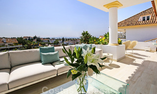 Lujoso ático en venta con vistas al mar en un complejo exclusivo en la famosa Milla de Oro, Marbella 38402 