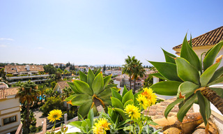 Lujoso ático en venta con vistas al mar en un complejo exclusivo en la famosa Milla de Oro, Marbella 38403 
