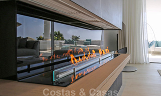 Lujoso ático en venta con vistas al mar en un complejo exclusivo en la famosa Milla de Oro, Marbella 38404 