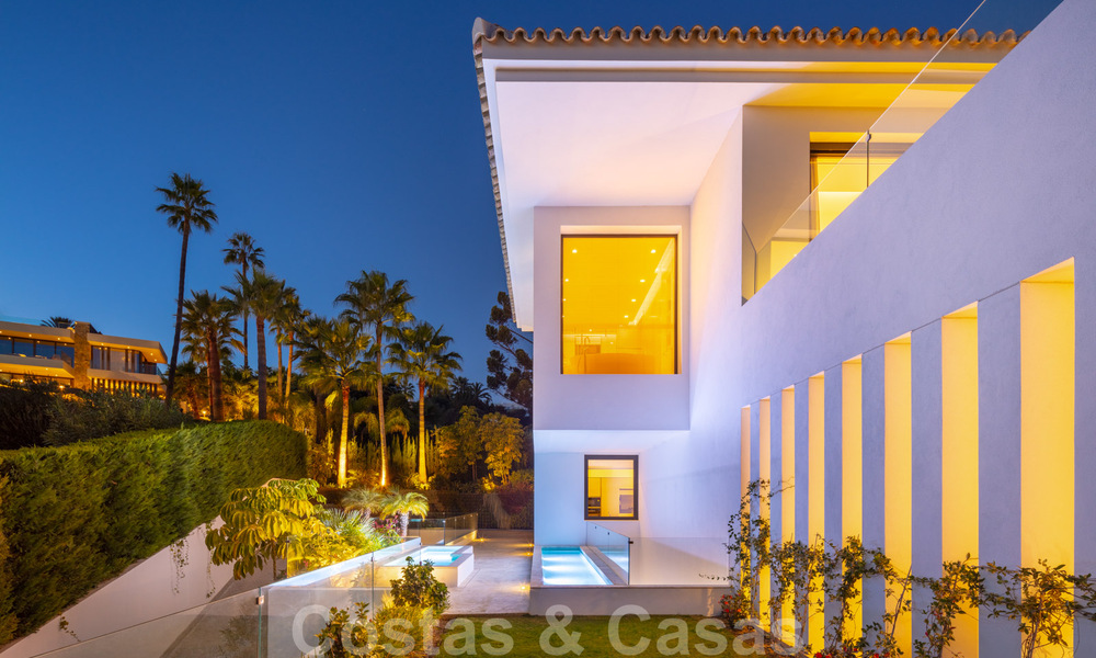 Se vende fenomenal y contemporánea villa de lujo en el centro del Valle del Golf de Nueva Andalucía en Marbella 37907