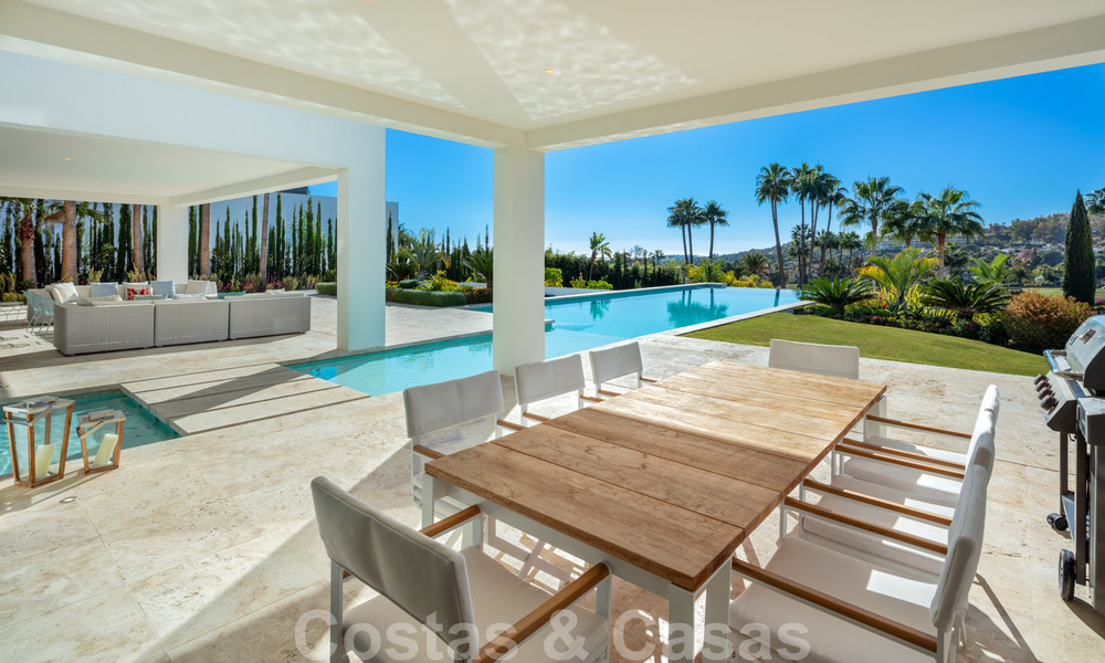 Se vende fenomenal y contemporánea villa de lujo en el centro del Valle del Golf de Nueva Andalucía en Marbella 37908