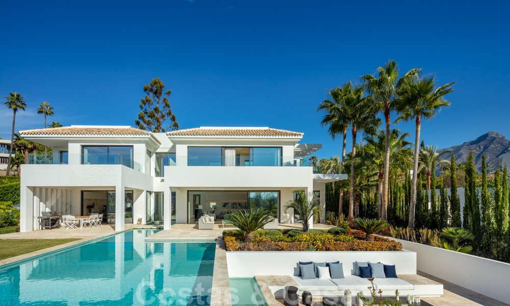 Se vende fenomenal y contemporánea villa de lujo en el centro del Valle del Golf de Nueva Andalucía en Marbella 37910
