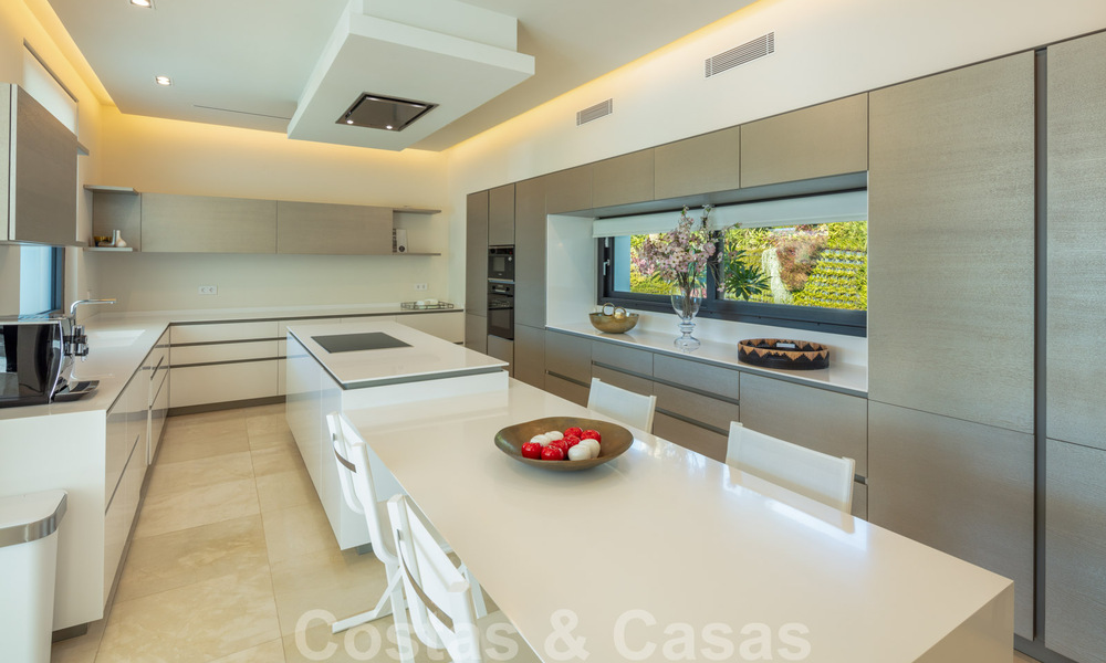 Se vende fenomenal y contemporánea villa de lujo en el centro del Valle del Golf de Nueva Andalucía en Marbella 37913