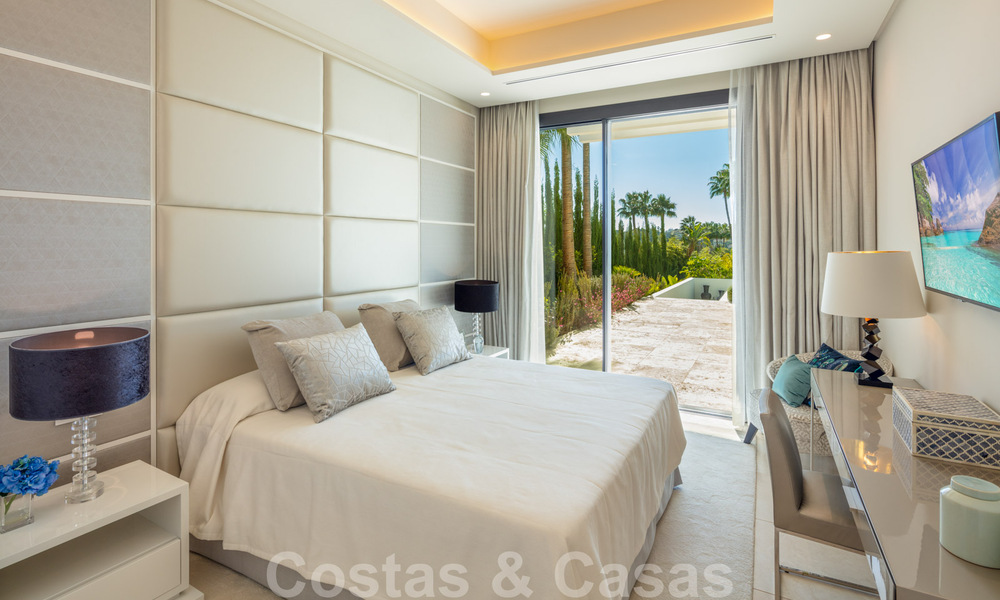 Se vende fenomenal y contemporánea villa de lujo en el centro del Valle del Golf de Nueva Andalucía en Marbella 37919