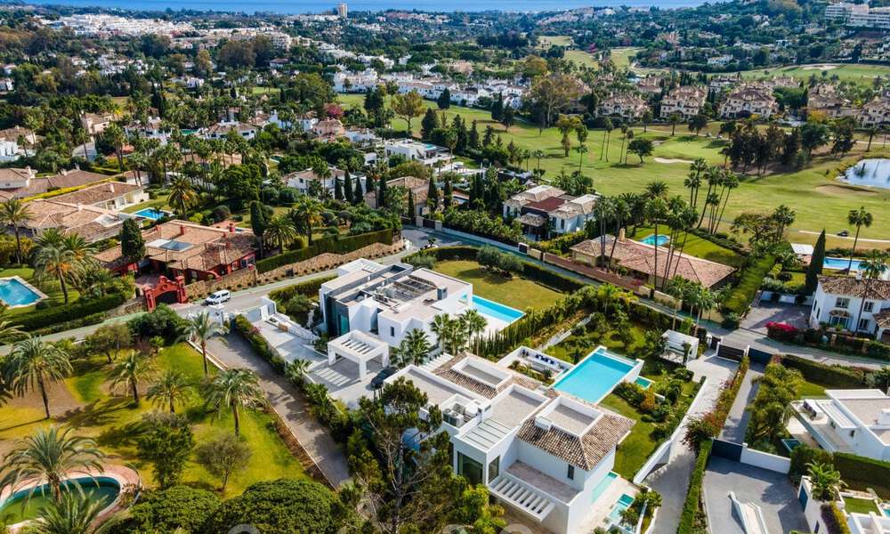Se vende fenomenal y contemporánea villa de lujo en el centro del Valle del Golf de Nueva Andalucía en Marbella 37922