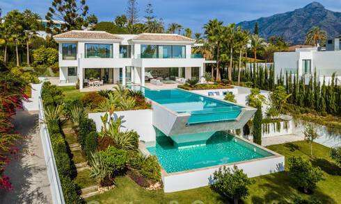 Se vende fenomenal y contemporánea villa de lujo en el centro del Valle del Golf de Nueva Andalucía en Marbella 37926