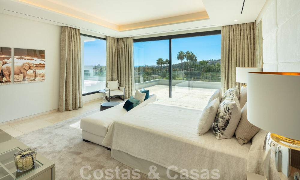 Se vende fenomenal y contemporánea villa de lujo en el centro del Valle del Golf de Nueva Andalucía en Marbella 37928