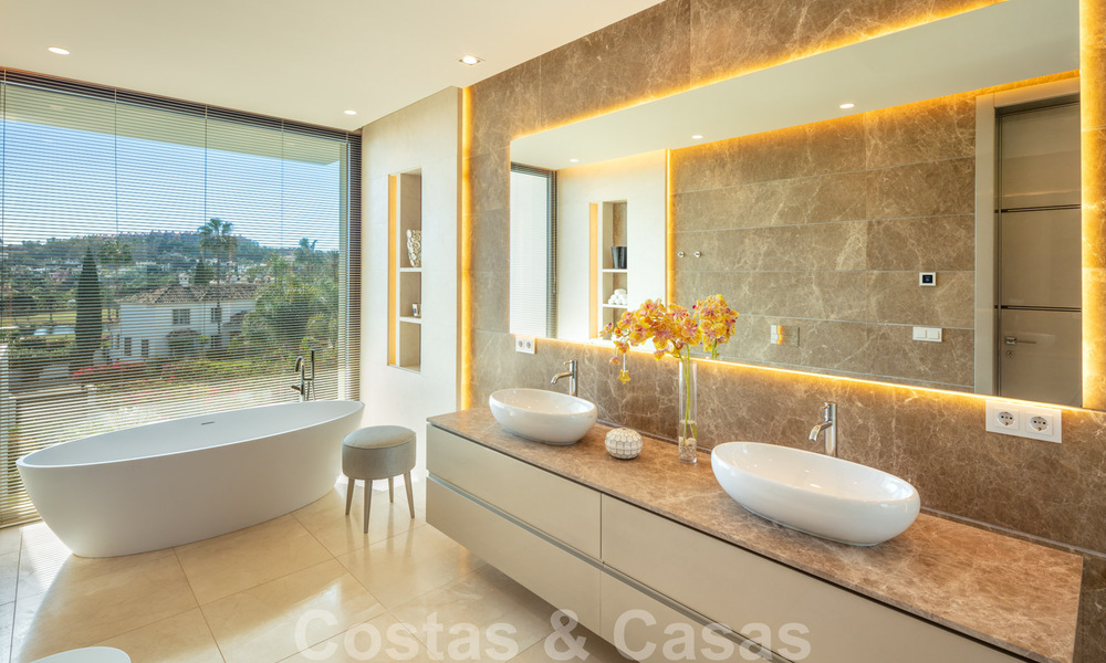 Se vende fenomenal y contemporánea villa de lujo en el centro del Valle del Golf de Nueva Andalucía en Marbella 37929