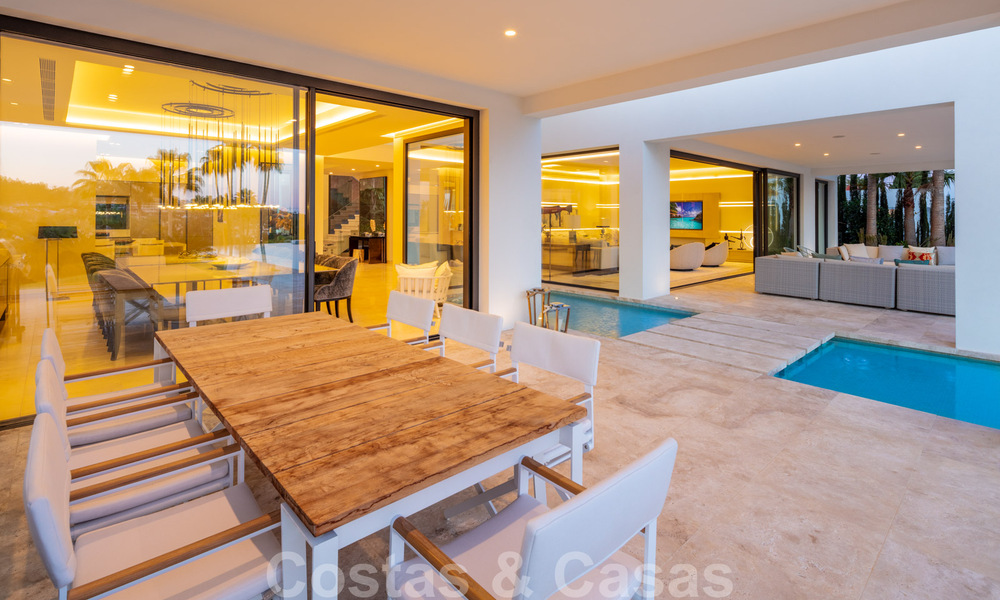 Se vende fenomenal y contemporánea villa de lujo en el centro del Valle del Golf de Nueva Andalucía en Marbella 37937