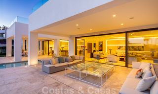 Se vende fenomenal y contemporánea villa de lujo en el centro del Valle del Golf de Nueva Andalucía en Marbella 37938 