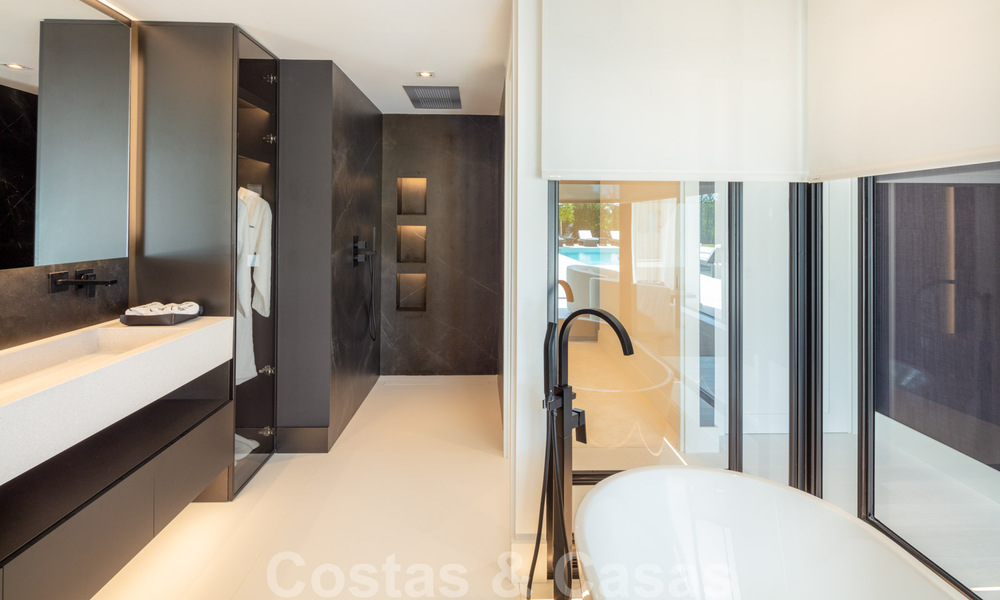 Villa de diseño exclusivo en venta en una zona residencial muy popular en Nueva Andalucía en Marbella, con impresionantes vistas 37943