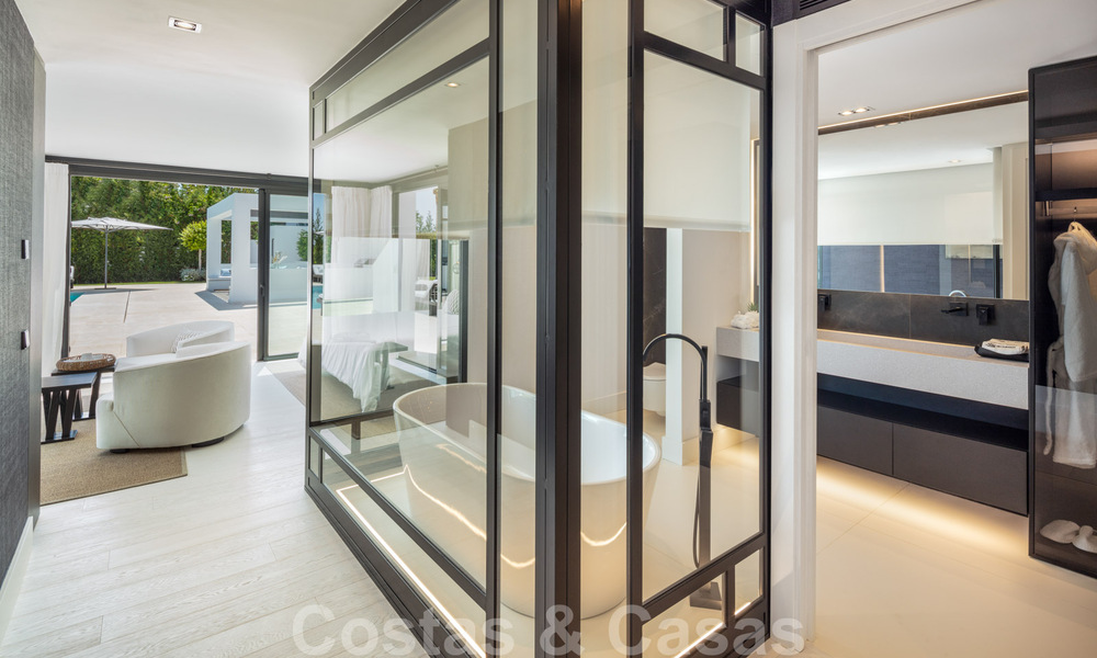 Villa de diseño exclusivo en venta en una zona residencial muy popular en Nueva Andalucía en Marbella, con impresionantes vistas 37945