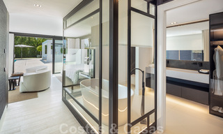 Villa de diseño exclusivo en venta en una zona residencial muy popular en Nueva Andalucía en Marbella, con impresionantes vistas 37945 