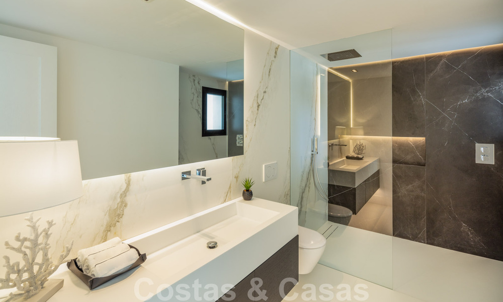Villa de diseño exclusivo en venta en una zona residencial muy popular en Nueva Andalucía en Marbella, con impresionantes vistas 37951
