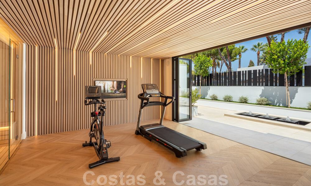 Villa de diseño exclusivo en venta en una zona residencial muy popular en Nueva Andalucía en Marbella, con impresionantes vistas 37955