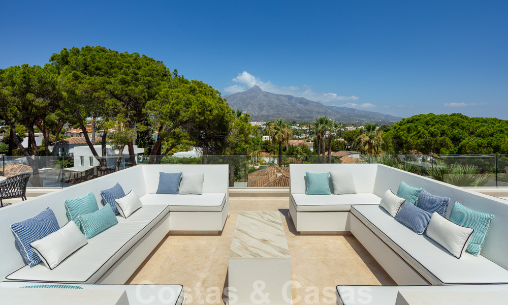 Villa de diseño exclusivo en venta en una zona residencial muy popular en Nueva Andalucía en Marbella, con impresionantes vistas 37956