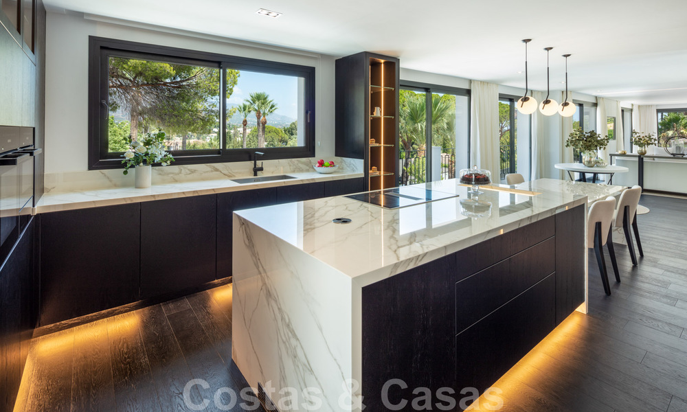 Villa de diseño exclusivo en venta en una zona residencial muy popular en Nueva Andalucía en Marbella, con impresionantes vistas 37957