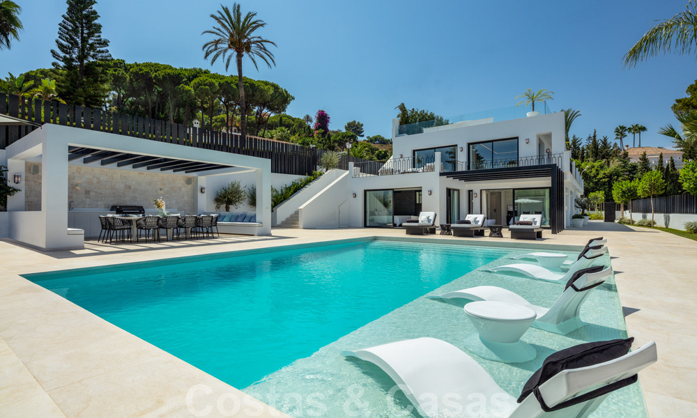 Villa de diseño exclusivo en venta en una zona residencial muy popular en Nueva Andalucía en Marbella, con impresionantes vistas 37964