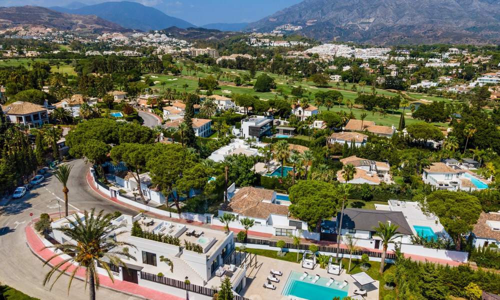 Villa de diseño exclusivo en venta en una zona residencial muy popular en Nueva Andalucía en Marbella, con impresionantes vistas 37965