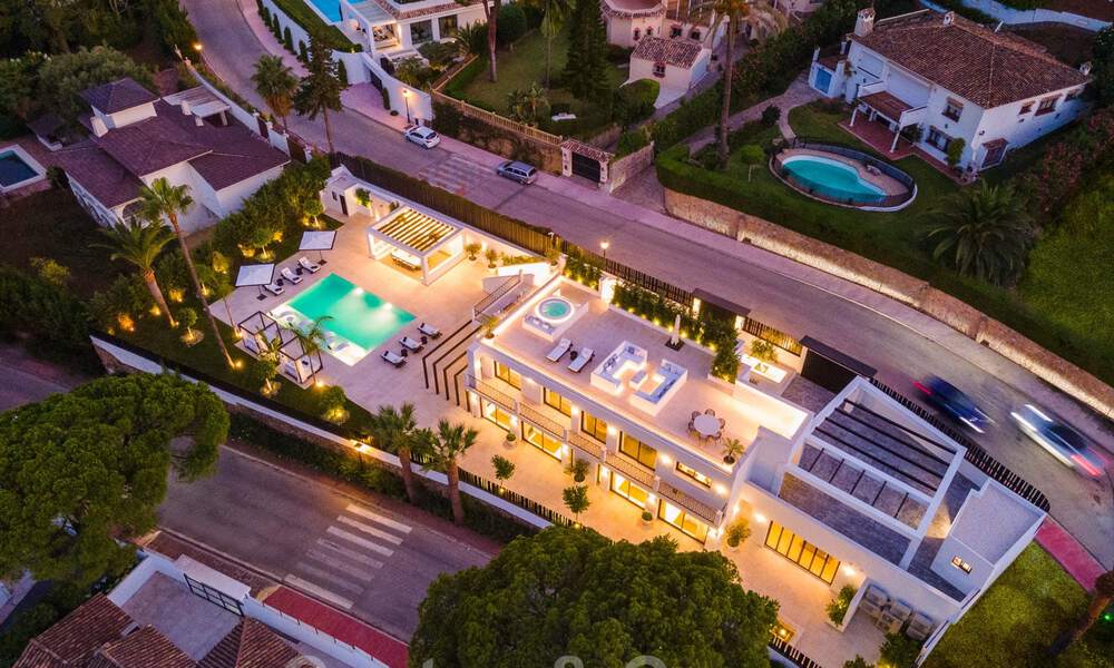 Villa de diseño exclusivo en venta en una zona residencial muy popular en Nueva Andalucía en Marbella, con impresionantes vistas 37969