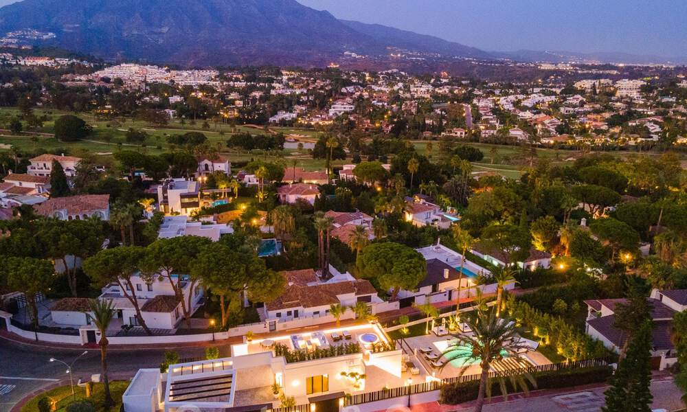 Villa de diseño exclusivo en venta en una zona residencial muy popular en Nueva Andalucía en Marbella, con impresionantes vistas 37970