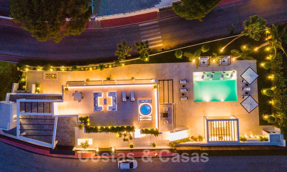Villa de diseño exclusivo en venta en una zona residencial muy popular en Nueva Andalucía en Marbella, con impresionantes vistas 37971