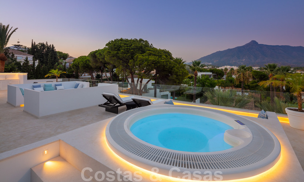 Villa de diseño exclusivo en venta en una zona residencial muy popular en Nueva Andalucía en Marbella, con impresionantes vistas 37972
