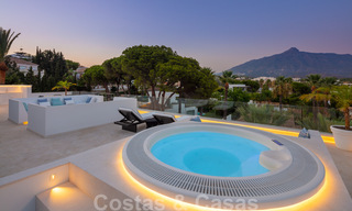 Villa de diseño exclusivo en venta en una zona residencial muy popular en Nueva Andalucía en Marbella, con impresionantes vistas 37972 