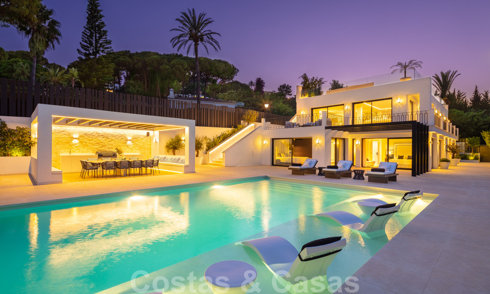 Villa de diseño exclusivo en venta en una zona residencial muy popular en Nueva Andalucía en Marbella, con impresionantes vistas 37975