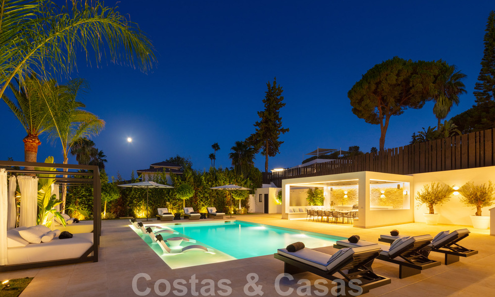 Villa de diseño exclusivo en venta en una zona residencial muy popular en Nueva Andalucía en Marbella, con impresionantes vistas 37976