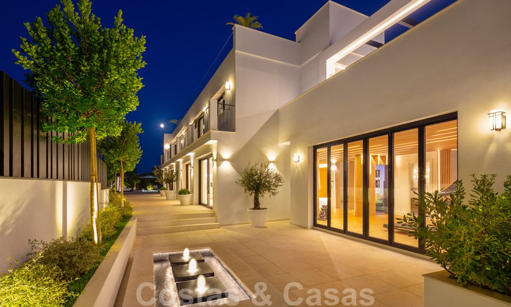 Villa de diseño exclusivo en venta en una zona residencial muy popular en Nueva Andalucía en Marbella, con impresionantes vistas 37977