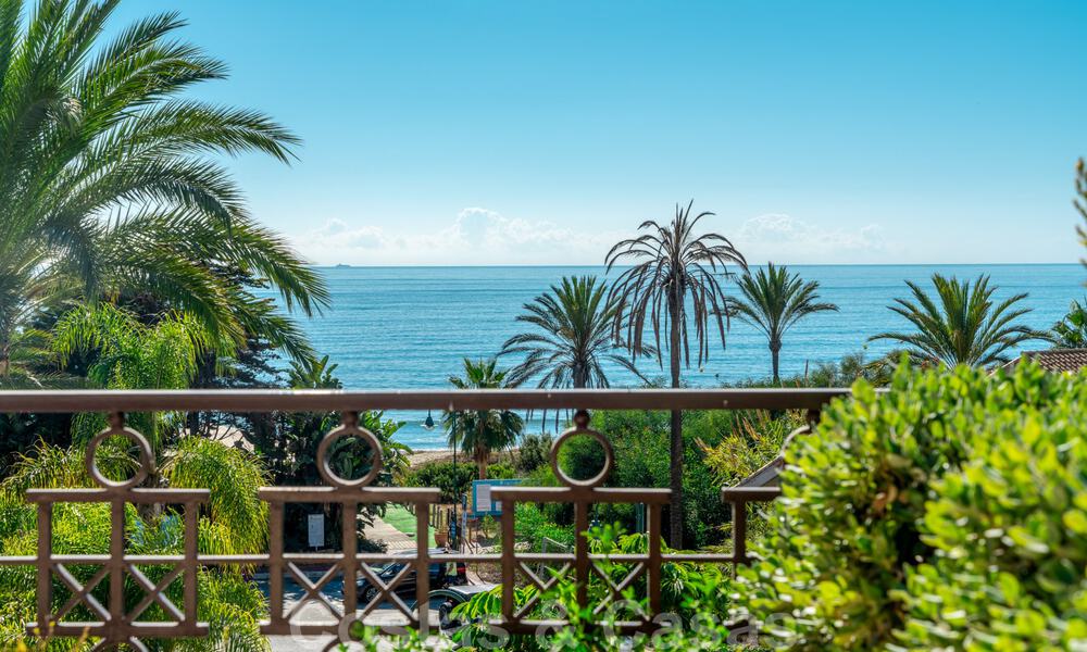 Se vende elegante ático del estilo mediterráneo en frente de la playa con vistas al mar en Los Monteros, Marbella 38068