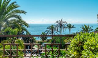 Se vende elegante ático del estilo mediterráneo en frente de la playa con vistas al mar en Los Monteros, Marbella 38068 