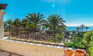 Se vende elegante ático del estilo mediterráneo en frente de la playa con vistas al mar en Los Monteros, Marbella 38069 