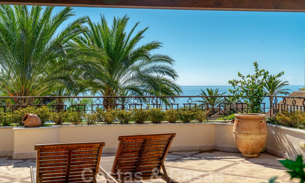 Se vende elegante ático del estilo mediterráneo en frente de la playa con vistas al mar en Los Monteros, Marbella 38070