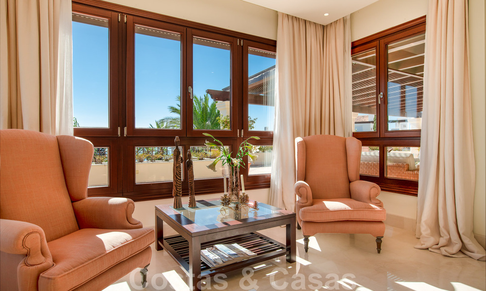 Se vende elegante ático del estilo mediterráneo en frente de la playa con vistas al mar en Los Monteros, Marbella 38072