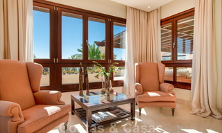 Se vende elegante ático del estilo mediterráneo en frente de la playa con vistas al mar en Los Monteros, Marbella 38072 