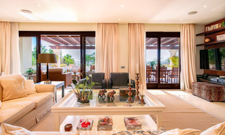 Se vende elegante ático del estilo mediterráneo en frente de la playa con vistas al mar en Los Monteros, Marbella 38077 
