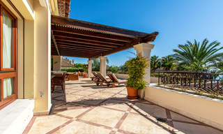 Se vende elegante ático del estilo mediterráneo en frente de la playa con vistas al mar en Los Monteros, Marbella 38081 