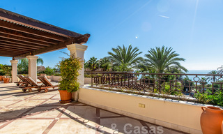 Se vende elegante ático del estilo mediterráneo en frente de la playa con vistas al mar en Los Monteros, Marbella 38082 