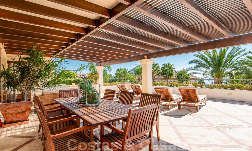 Se vende elegante ático del estilo mediterráneo en frente de la playa con vistas al mar en Los Monteros, Marbella 38083