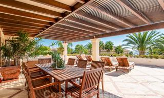 Se vende elegante ático del estilo mediterráneo en frente de la playa con vistas al mar en Los Monteros, Marbella 38083 