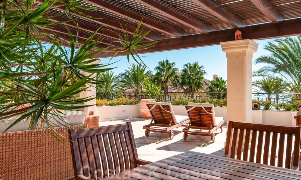 Se vende elegante ático del estilo mediterráneo en frente de la playa con vistas al mar en Los Monteros, Marbella 38084