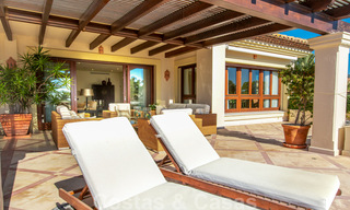 Se vende elegante ático del estilo mediterráneo en frente de la playa con vistas al mar en Los Monteros, Marbella 38085 