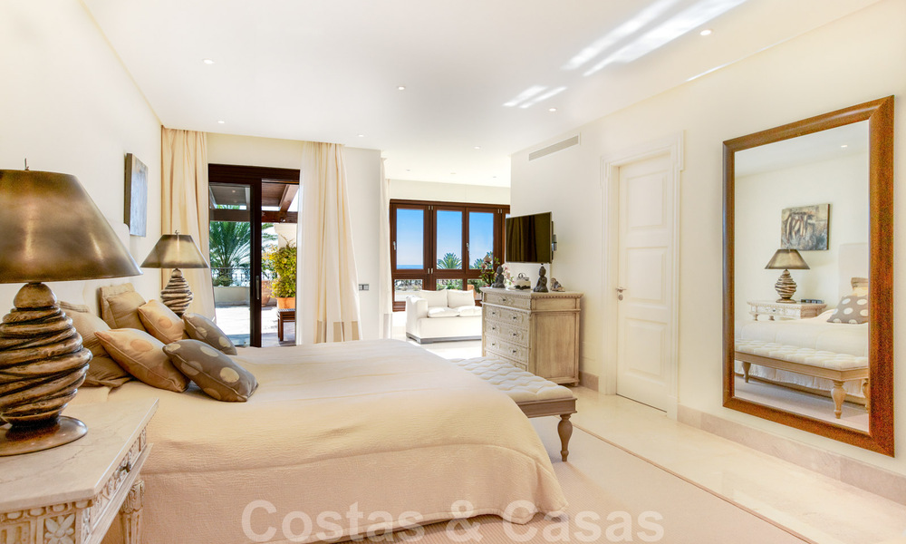Se vende elegante ático del estilo mediterráneo en frente de la playa con vistas al mar en Los Monteros, Marbella 38093