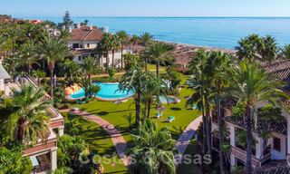 Se vende elegante ático del estilo mediterráneo en frente de la playa con vistas al mar en Los Monteros, Marbella 38096 